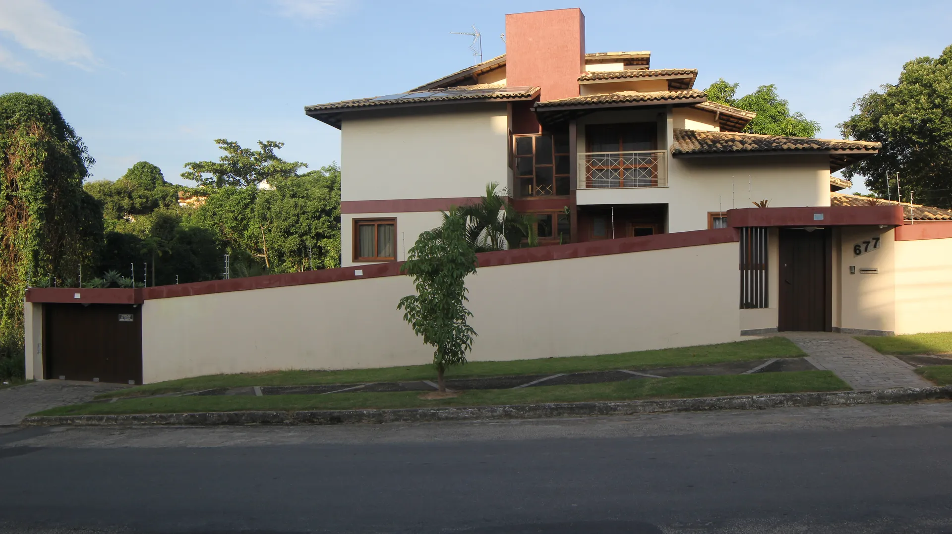 Fachada e Garagem